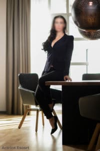 Escort Dame Jenna aus Berlin Business Hosenanzug