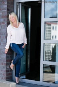 Escort Dame Linda aus Berlin in sexy Jeans und Shirt