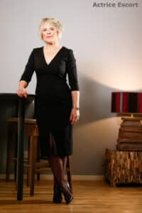 Julia Escortservice Frankfurt elegantes schwarzes Kleid