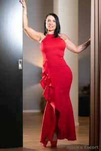 Lucy Escort Dame Darmstadt rotes Abendkleid