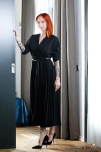 Sabrina Escort Service Dame Dresden elegantes Midikleid