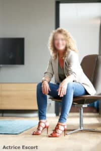 Sasha Escort Dame Duesseldorf casual in Jeans mit taupefarbenem Blazer