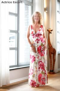 Sasha Escort Dame Duesseldorf langes Sommerkleid