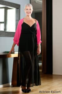 Gloria Escort Service Bad Ragaz Schweiz sexy langes Kleid zeigt Beine