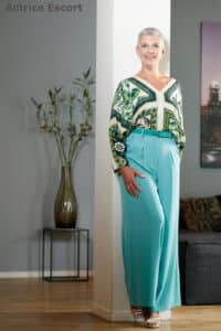 Gloria Escort Service Bad Ragaz Schweiz sommerliches Outfit in Grüntönen