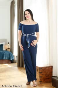 Escortdame Lucy aus Darmstadt marinefarbener Overall
