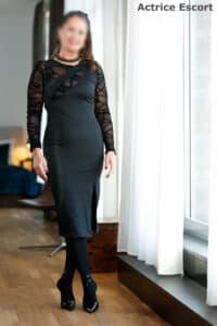 Sophie Escort Service Dame Stade figurbetontes Midikleid in Schwarz mit Spitze