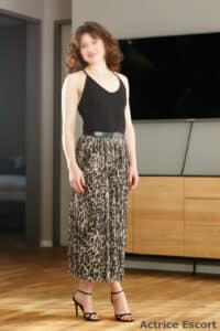 Escort Dame Leonie Koeln sommerliches Outfit für after work Party