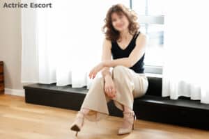 Escort Dame Leonie Koeln sommerliches Outfit in Leinenhose