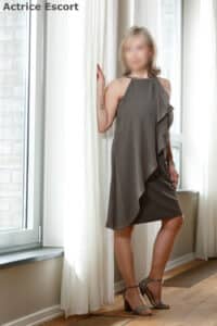 Eva Escort Dame Berlin elegantes Sommerkleid