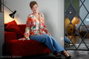 Escort Dame Toni Escort Service Hamburg Jeans und farbenfrohe Bluse