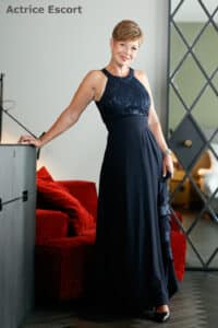 Escort Dame Toni Escort Service Hamburg dunkelblaues Abendkleid