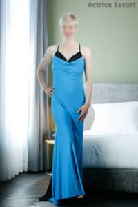 Maja Escort Dame aus Berlin Abendkleid in Blau