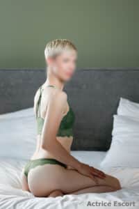Maja Escort Dame aus Berlin grüne Bustier Dessous