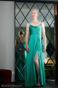 Maja Escort Dame aus Berlin grünes Abendkleid