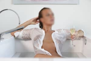 Escort Dame Sasha Düsseldorf Spiele in der Badewanne