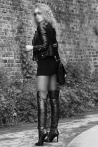 Escort Dame Sasha Düsseldorf heiße Overknees und hot pants