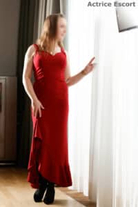 Escort Dame Valerie aus Bad Kreuznach rotes Abendkleid